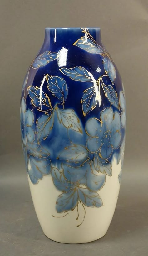 Glass Bottle Recycling Ideas, Blue Pottery Designs Pattern, Vase Painting Ideas Pottery, Glass Flower Painting, Paint On Wine Bottles, Ceramic Vase Painting Ideas, Wine Bottle Crafts With Lights, Glass Bottle Painting Designs, Crafts With Lights