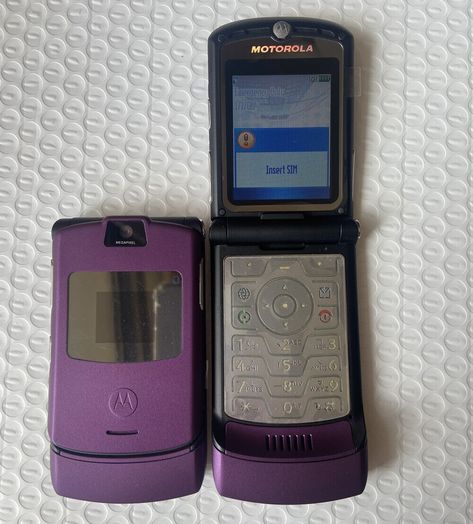 Motorola Flip Phone Aesthetic, Purple Flip Phone, 2005 Phone, 2000s Technology, Motorola Flip Phone, Motorola Razr V3, Nokia Wallpaper, Flip Phone Aesthetic, Motorola Razr