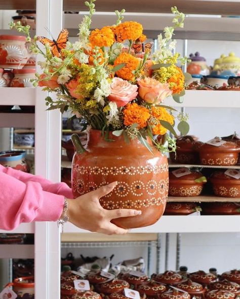 Mexican Pot Flower Arrangement, Mexican Athestic, Marigold Cake Decoration, Mexican Clay Pots Centerpieces, Spanish Style Centerpieces, Barro Flower Arrangement, Day Of The Dead Flower Arrangements, Modern Ofrenda, Cantarito Flower Arrangements