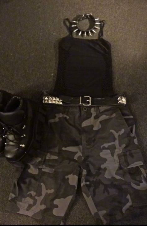 Punk Goth Outfits 2000s, Emo Camo Outfits, Camo Goth Outfits, Camo Pants Metalhead, Mall Punk Outfits, Alternative Shorts Outfits, Metalhead Goth Outfit, Summer Mall Goth Outfits, Mall Goth Inspo Outfits