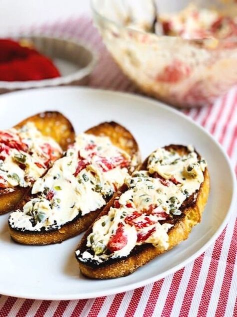 Goat Cheese Caper and Red Pepper Crostini Christmas Crostini, Lunches To Pack, Crostini Appetizer, Cheese Crostini, Goat Cheese Crostini, Goat Cheese Appetizer, Crostini Appetizers, Gluten Free Puff Pastry, Crostini Recipes