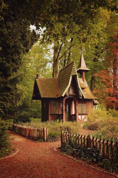 Dream house in the forest. Modern home design with locations in urban areas is common. This house is just amazing. #home #dreamhouse #modernhome #tinyhuse Fairytale House, Storybook Homes, A Small House, Fairytale Cottage, Storybook Cottage, Dream Cottage, Cabin In The Woods, Cabins And Cottages, Shed Plans