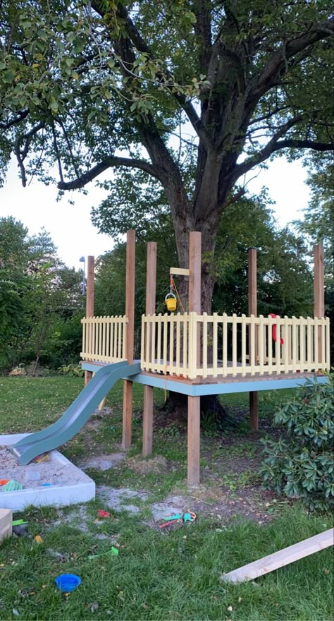 DIY contemporary tree fort for the kids 👌🏻 They love it! Diy Tree House For Kids Easy, Tree Forts For Kids, Cheap Diy Kids Outdoor Play Area Ideas, Diy Tree House For Kids, Diy Playset Outdoor, Simple Tree House, Diy Kids Playground, Outdoor Kids Play Area, Kids Yard