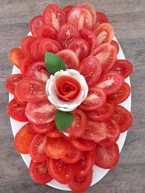 Salad Presentation, Vegetable Decoration, Decorações Com Comidas, Amazing Food Decoration, Creative Food Art, Food Logo Design, Fruit Decorations, Fruit Pizza, Easy Food Art