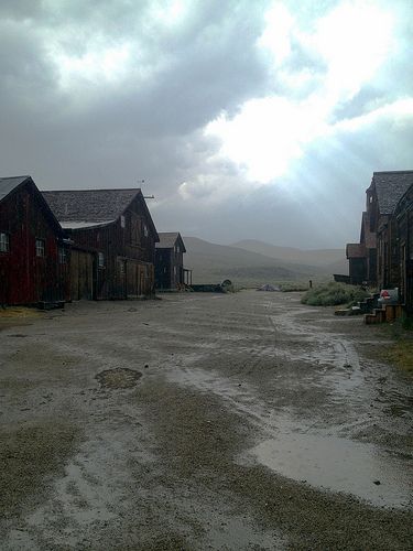 Bodie_ghost town_gold mining town_california | Flickr - Photo Sharing! Creepy Town, California Gothic, Abandoned Towns, Bodie California, Old Western Towns, Abandoned Town, Abandoned Cities, Mining Town, Forgotten Places