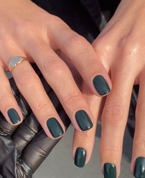 Nail Colors 2023, Best Summer Nail Color, Subtle Nail Art, Popular Nail Colors, Emerald Nails, Colors 2023, Fun Nail Colors, Spring Nail Trends, Subtle Nails