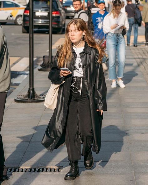 Russian Photographer Captures The Urban Street Style Of Moscow City (30 Pics) Russian Fashion Street, Post Punk Fashion, Walking Poses, Russian Clothing, Urban People, Western Look, People Living, Urban Street Style, Punk Outfits