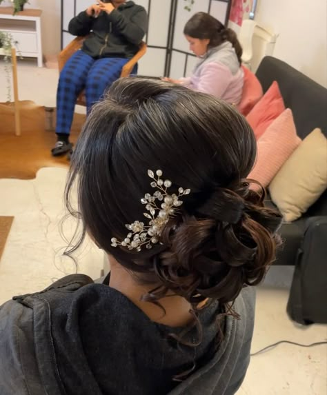 Quinceanera Hairstyles Updo Buns, Quince Hair Simple, Quince Hairstyles For Medium Length Hair, Dama Hairstyles Quinceanera Simple, Short Quince Hair, Quinceñera Hairstyles Short Hair, Xv Hairstyles Quinceanera Updo, Quinceanera Updos, Quince Hairstyles Buns