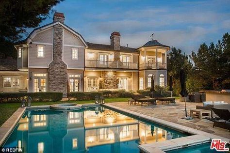 Sold! Jessica Alba has just bought herself a mega mansion high above Beverly Hills, California Jessica Alba House, Celebrity Mansions, Shed Blueprints, Beverly Hills Mansion, Beverly Hills Houses, Mega Mansions, Property Design, Outdoor Sheds, Hamptons Style