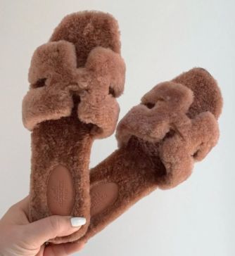 Hermes Teddy Bear Sandals, Hermes Fur Sandals, Hermes Wishlist, Hermes Slides, Luxury Wishlist, Elegant Shoes Heels, Hermes Sandals, Luxury Stuff, Hermes Oran Sandals