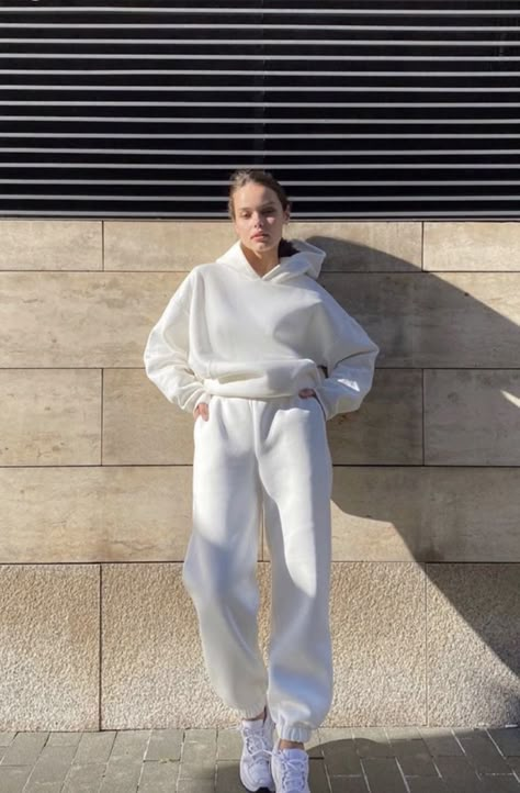 Plain Hoodie Outfit, Womens Tracksuit Outfit, Sportwear Outfit Woman, White Sweatsuit, Nike Ideas, Purple Fashion Outfit, Sportwear Outfit, Sweatsuit Outfits, Womens Tracksuit