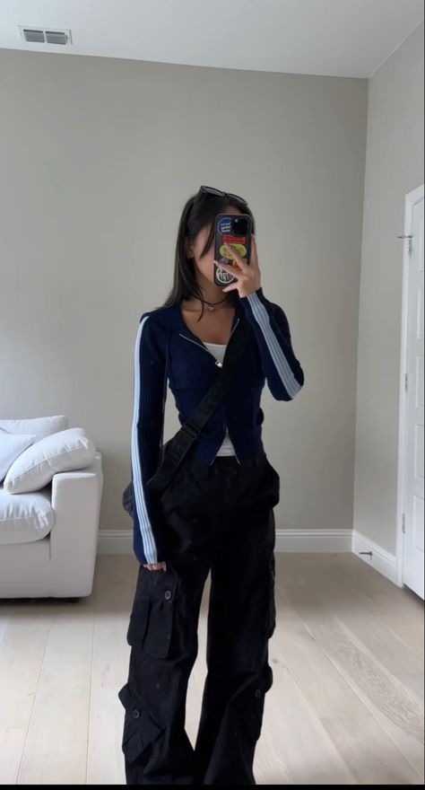 Baggie Style Outfit, Sweatshirt With Heels Outfit, Aesthetic Cargo Outfit, Unrevealing Summer Outfits, Blockcore Girl Outfit, Navy Blue Concert Outfit, K Fashion Outfits, Grey Jogger Pants Outfit, Acubi Outfit Ideas For School