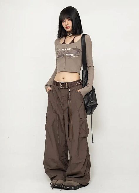 Outfits For Cargo Pants, Open Pants Outfit, Simple Colorful Outfits, How To Style Black Pants, Brown Cargo Outfit, Black Cargos Outfit, Balloon Pants Outfit, Balanced Outfits, Black Brown Outfit