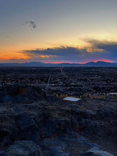 Laa vegas. Desert sunrise Laa Vegas, Las Vagas, Desert Sunrise, Mountain Sunrise, Las Vegas, Phone Wallpaper, The Sun, Chicago, Sun