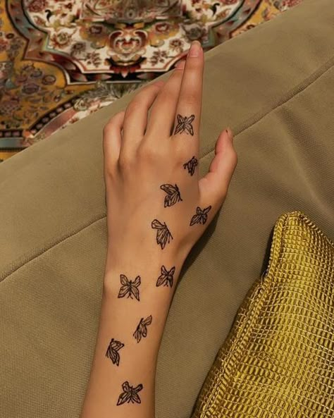 Easy Elegant Mehendi Designs, Aesthetic Henna Designs Simple, Elegant Henna Designs, Butterfly Mehndi Design, Traditional Henna Designs, White Henna Designs, Small Henna Designs, Hand Tattoo Designs, Cute Henna Designs