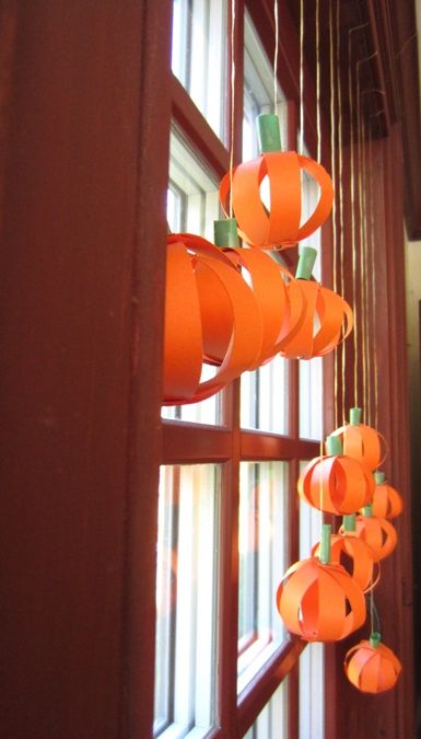 Fall Hanging Crafts Preschool, Fall Construction Paper Decorations, Paper Chain Pumpkin, Fall Decor Paper Crafts, Hanging Pumpkin Decor, Pumpkin Hanging Decoration, Pumpkin Paper Lanterns, Paper Pumpkins Craft, Thanksgiving Window Decorations Diy