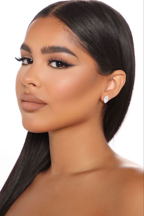 Matte skin with a neutral lip and eyes. #naturalmakeupideas #naturalmakeup #makeup #lips #matte #beauty #aveda #avedaibw Sweet 16 Makeup, Bridal Makeup Tips, Wedding Hairstyles And Makeup, Natural Glam Makeup, Casual Makeup, Matte Makeup, Glam Makeup Look, Makijaż Smokey Eye, Makeup For Teens