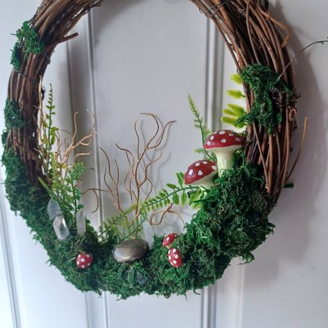 Brown round twisted grapevine wreath with soothing green moss, spotted mushrooms and clear pointed crystals. Finished with green and gold ferns in the background. Moss Ideas, West Allis Wisconsin, Mushroom Wreath, Rustic Front Door, Mushroom Crafts, Waldorf Crafts, Boho Items, Hanging Wreath, Bunny Wreath