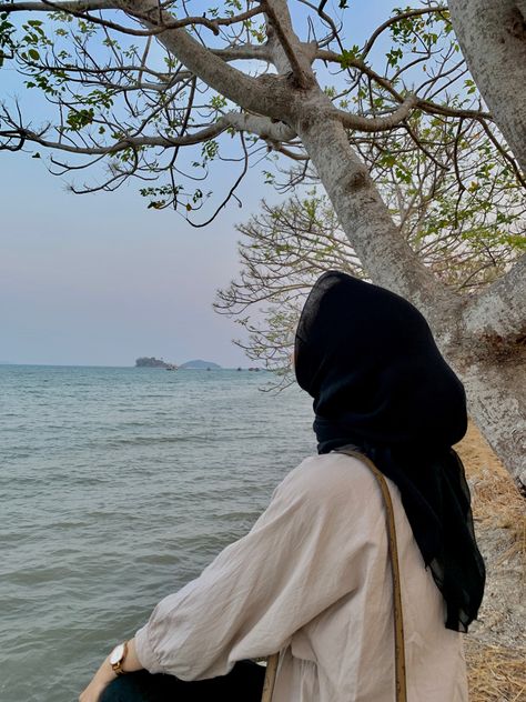 Style Kondangan Hijab, Foto Cewek Hijab Aesthetic, Ootd Poses, Dreamy Photography, Hijab Aesthetic, Adventure Aesthetic, Muslimah Aesthetic, Insta Profile Pic, Best Poses For Pictures