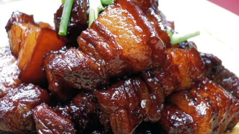 Although it's a common Chinese dish, hongshao rou (red-braised pork) can be tricky to master. The key is to use two different types of soy sauce — light and dark. Chinese Food Recipes, Kek Lapis, Chinese Pork, Braised Pork Belly, Mapo Tofu, Pork Belly Recipes, Braised Pork, Chinese Dishes, Pork Shoulder