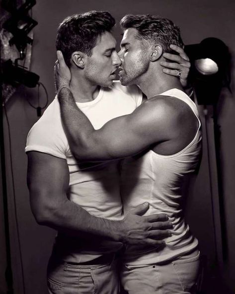 Ma: DNA Mo: Hugh Sheridan & Kurt Roberts Ph: Christian Scott More Man Hug, Hugs And Cuddles, Lovers Pics, Magazine Man, Men Kissing, Gay Romance, Film Inspiration, Male Photography, Curly Hair Men