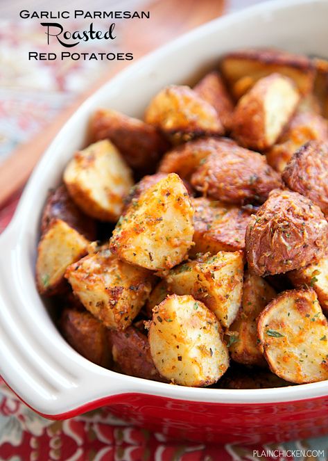 Garlic Parmesan Roasted Red Potatoes - red potatoes tossed in garlic, onion, paprika, Italian seasoning and parmesan cheese - SO delicious! A super quick and easy side dish. Ready for the oven in minutes! Great with burgers, chicken, steak and pork. The whole family loves these yummy potatoes! Parmesan Roasted Red Potatoes, Tartiflette Recipe, Creamer Potatoes, Roasted Red Potatoes, Plain Chicken, Garlic Parmesan, Potato Dishes, Red Potatoes, Side Recipes