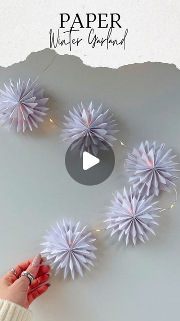 Diy Winter Garland, Snowflake Garland Diy, Winter Garland Diy, Fairy Lights Diy, Winter Garland, Glowing Effect, Snowflake Garland, Winter Decorations Diy, Diy Winter