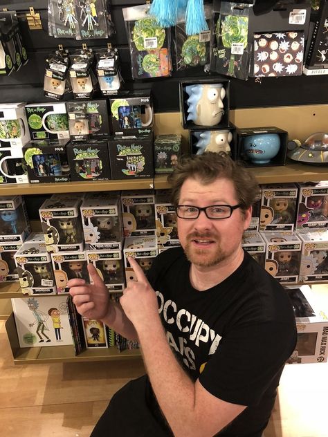 Justin Roiland being sneaky and signing Rick and Morty Funko Pop! At a store Justin Roiland, Rick And Morty, Gravity Falls, Funko Pop, Pop Culture, Cool Photos