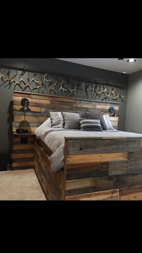 Finally completed all the finishing touches to my bedroom. Just finished the shed rack this week. What do you guys think? I’d say I’m a little obsessed with hunting but its still a pretty bad ass hunting bedroom. Hunting Bedroom, Wooden Pallet Beds, Diy Pallet Bed, Pallet Bed, Remodel Bedroom, Rustic Bedroom, Pallet Wood, Wooden Pallets, Design Case