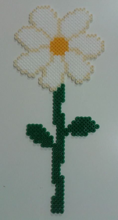 Daisy flower hama beads Daisy Perler Bead Pattern, Flower Hama Beads, Hamma Beads Ideas, Perler Creations, Perler Art, Hama Beads Design, Perler Bead Templates, Perler Crafts, Hama Beads Patterns