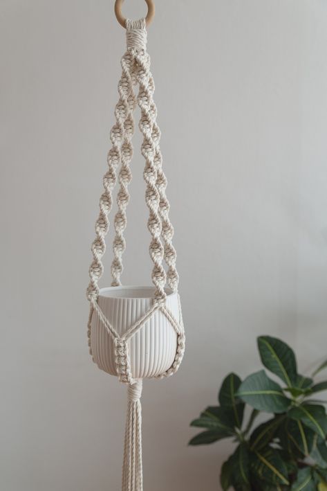 Macrame Plant Hanging, Hangers Design, Diy Macrame Plant Hanger Easy, Diy Macrame Plant Hanger Pattern, Jute Macrame, Crochet Plant Hanger, Pola Macrame, Macrame Plant Hanger Tutorial, Macrame Plant Hanger Patterns