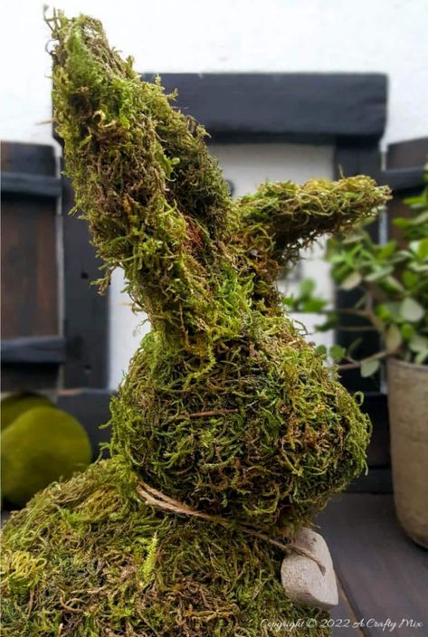 Looking for a budget-friendly craft idea to welcome Spring? We’ll show you just how easy it is to make this adorable newspaper moss bunny. It can be made in a morning and the bunny is perfect for Easter or to add a touch of whimsical greenery to your home décor. #MossBunny #ACraftyMix #EasterDecor Moss Bunny Decor, Diy Bunny Decor, Natural Easter Decor, Easter Topiary, Spring Window Display, Easter Porch Decor, Topiary Diy, Diy Bunny, Pine Cone Art