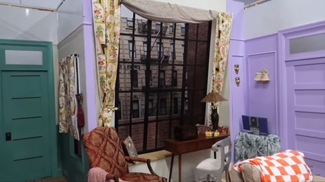 Friends Inspired Apartment, Monica's Apartment, Friends Decor, Friends Apartment, Friends Episodes, Monica Geller, Rv Decor, Friends Series, Horror House