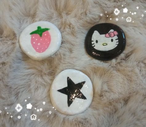 Pin Ideas Diy, Pin Ideas Button Diy, Diy Y2k, Safety Pin Crafts, Diy Pins, Pinterest Diy Crafts, Handmade Pins, Diy Buttons, Fun Easy Crafts