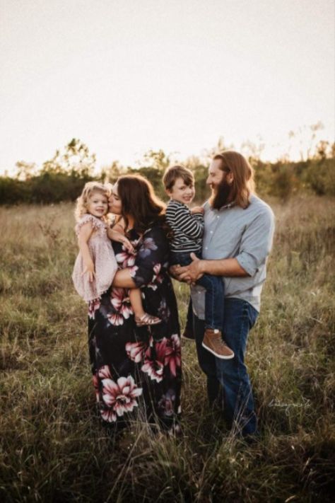 Dresses For Family Photos, Mysterious Photos, Fall Family Photo Shoot, Summer Family Portraits, Fall Picture Outfits, Fall Photoshoot Family, Party Maxi Dress, Family Photoshoot Outfits, Family Picture Poses