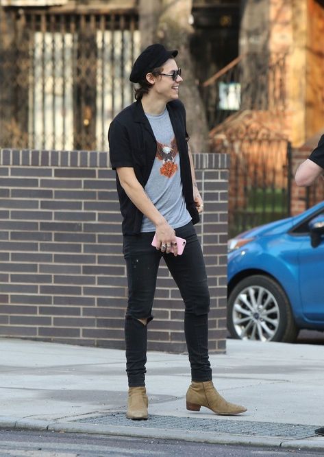 Harry Styles Chelsea Boots, Harry Styles Boots, Harry Styles Style, Harry Styles Tattoos, Pink Phone Case, Street Style Aesthetic, Harry Styles Imagines, Style Evolution, Pink Phone