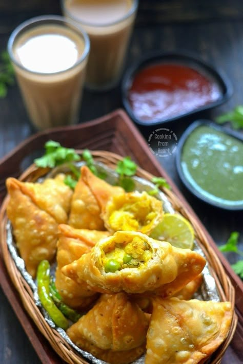 Aloo Samosa, Punjabi Samosa, Baked Samosa, Samosa Recipe, Snack Prep, Food Recipes Vegetarian, Indian Snacks, Indian Snack Recipes, Tikka Masala