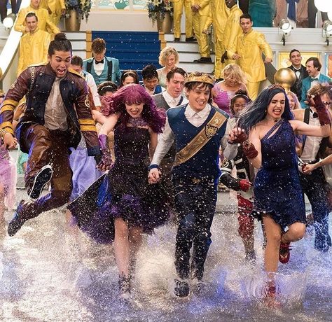 pinterest: kaaaatieeeee ♡ Descendants Pictures, Disney Descendants 2, Mal Descendants, Disney Descendants Movie, Descendants Characters, Lyna Youtube, Descendants Party, Descendants 1, Disney Channel Descendants