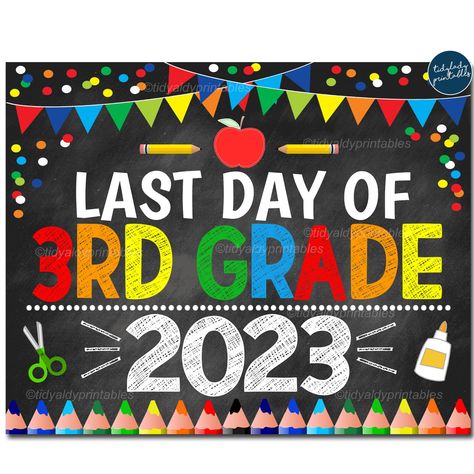 "LAST DAY OF THIRD GRADE 2023 Printable End of School Sign. THIS FILE IS NOT EDITABLE. YOU WILL RECEIVE A FILE EXACTLY AS PICTURED. Remember the last day of THIRD GRADE 2023 with this adorable printable photo prop sign.  Have your child hold the sign with a proud, beaming smile - makes for great photos and memories for the end of a school year Signs are bright, colorful and make for great photos and memories!  The backdrop of the sign is a faux chalkboard. A great way to keep track of years and Back To School Chalkboard, Printable Photo Props, Toddler Class, Its A Boy Banner, School Chalkboard, Kindergarten First Day, Seventh Grade, Eighth Grade, Chalkboard Sign