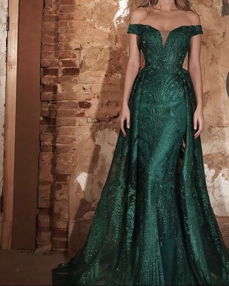 Emerald Wedding Dress Gowns, Emerald Green Grad Dress, Jewel Tone Prom Dress, Emerald Wedding Dresses, Dresses With Pearls, Emerald Green Formal Dress, Isle Wedding, Gown 2023, Green Gowns