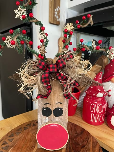 Wood Block Reindeer Craft Ideas, Christmas Presents Diy For Family Xmas Gift Ideas, Wood Christmas Reindeer, Wooden Rudolph Reindeer, Reindeer Made From Wood, Reindeer Out Of Wood, Block Reindeer Craft, Scrap Wood Diy Projects, Christmas 2x4 Wood Crafts Diy