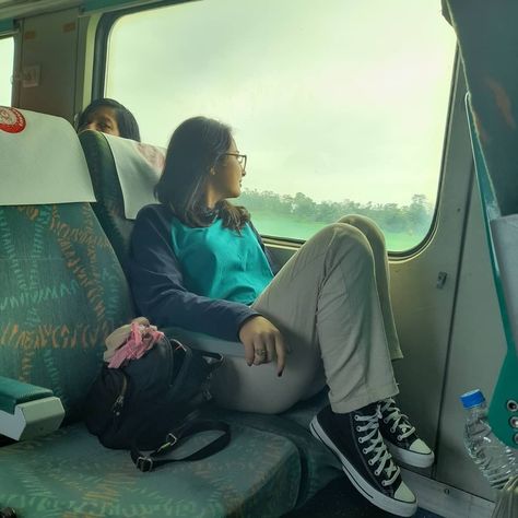 Train Aesthetics Train Travel Outfit India, Train Travel Outfit, Train Outfit Travel, Night Train, 1st Night, Train Journey, Aesthetic Women, Converse Chuck Taylor All Star, Travel Alone