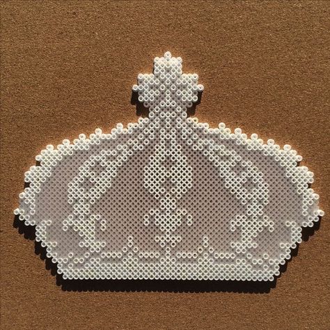 Crown Perler Beads, Perler Bead Crown, Photo Pixel, Beads Perler, Crafts Cute, Modele Pixel Art, Perler Creations, Pearl Beads Pattern, Easy Perler Beads Ideas