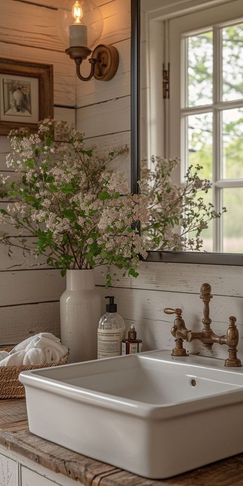 Provence Interior Design Country French, Provance Houses Interior, Small French Bathroom, French Country House Provence, French Provence Interior, Provence Style Interior, Cottage Bathroom Decor, French Cottage Bathroom, Provence Interior