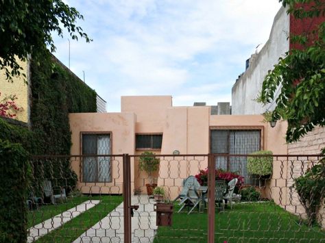 Mexican House Design: A Look at Houses in Mexico Mexican Casitas Guest House, Houses Small Modern, Mexico House Mexican Style, Small Mexican House, Adobe Floor, Mexican House Design, Mexican House Exterior, Mexican Houses, Mexican Style House