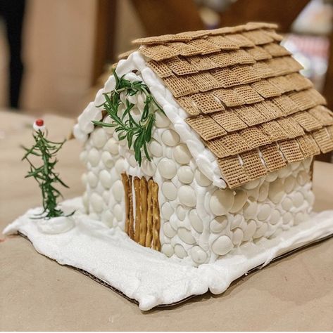 Gingerbread House Easy Decorating, Custom Gingerbread House, Gingerbread House Winners, Tree House Gingerbread House, Diy Gingerbread House Decorations Ideas, Ginger Bread Houses Easy, Graham Cracker Gingerbread House Ideas, Gingerbread House Creative, Gingerbread House Supplies