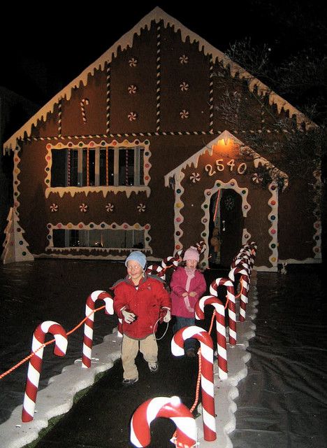 REAL Gingerbread house Snow Decorations Outdoor, Gingerbread Christmas Decor, Gingerbread House Decorations, Gingerbread Decorations, Candy House, Christmas Yard Decorations, Christmas Gingerbread House, Christmas Parade, Christmas Decorations Diy Outdoor