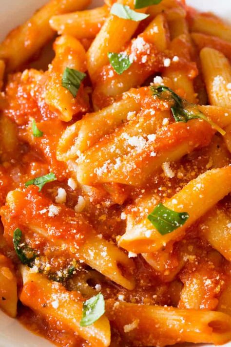 Hamburger Pasta Recipes, Penne Pomodoro, Pomodoro Recipe, Penne Pasta Recipes, Hamburger Helper Recipes, Tomato Basil Pasta, Traditional Italian Dishes, Fresh Tomato Sauce, Easy Pasta Dishes