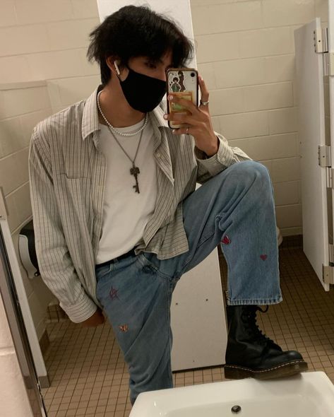 Artsy Aesthetic Clothes Men, Light Grunge Outfits, Nb Hair, Artsy Aesthetic Clothes, Ftm Outfits, Aesthetic Clothes Men, Soft Grunge Outfits, Lesbian Outfits, Bi Panic