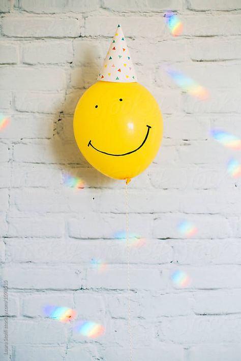 Rainbow Lights, Face Cute, Yellow Birthday, Emoji Party, Yellow Balloons, Lovely Smile, Rainbow Light, Cute Emoji, Party Toys